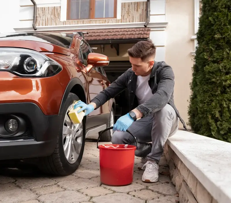 Lavage auto à domicile Treffrin : professionnel intervenant sur un véhicule